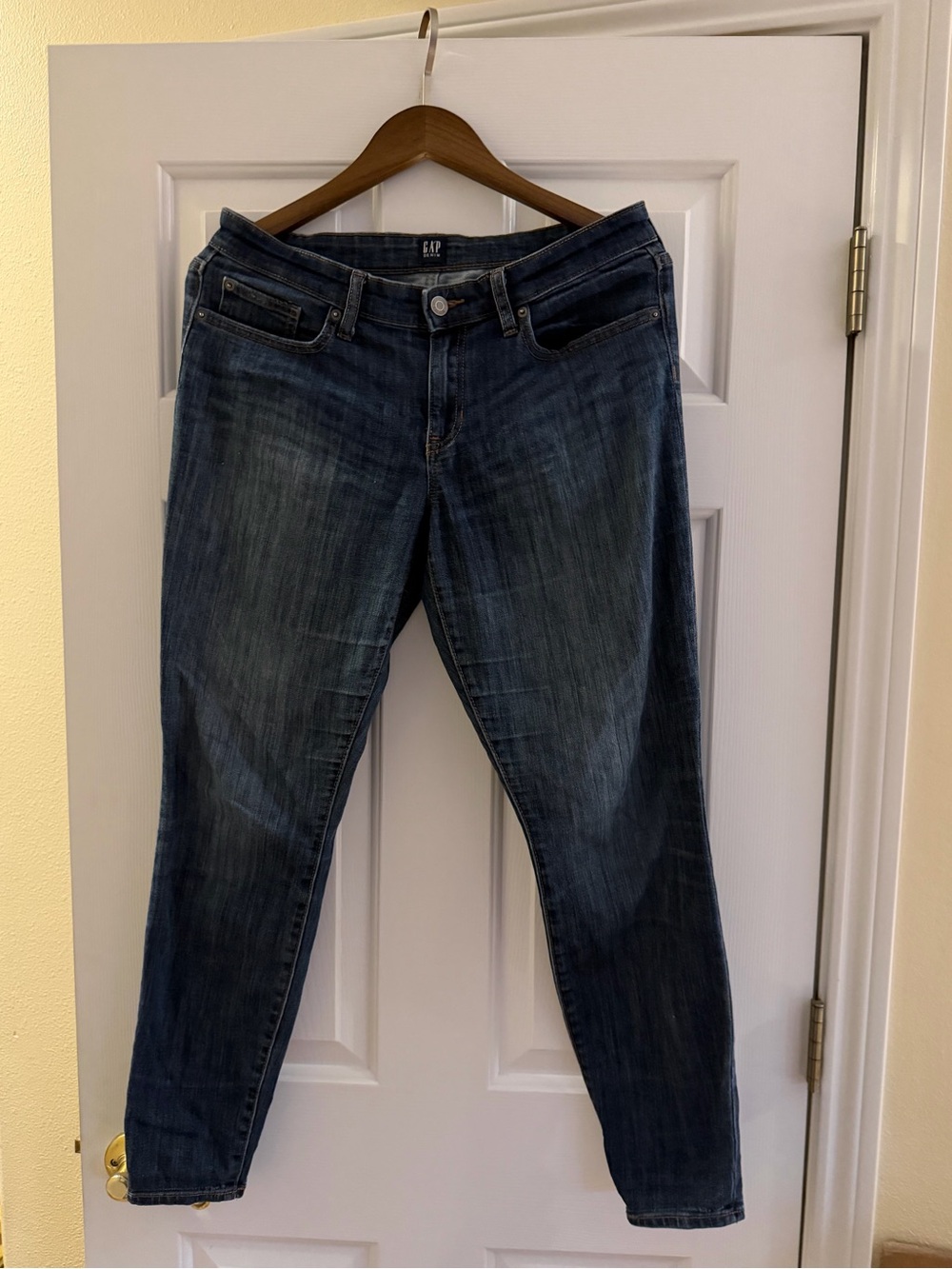 GAP Women's Dark Blue Slim Straight Jeans. Size 29.